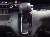 オートマチックシフトレバーは、手になじみ操作しやすい形状で安全運転にもつながります♪