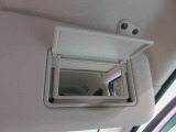 運転席側と助手席側にバニティミラーついていますちょっとした身だしなみが確認できます。