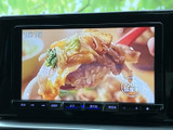鮮明な地図表示で、運転に集中できます。分かりやすいインターフェースで、目的地設定も簡単。安全運転をサポートする機能が満載です。