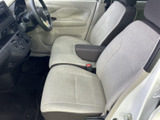 シンプルで機能的な内装。操作しやすい配置で、運転に集中できます。シートの素材も肌触りが良く、快適なドライブをサポートします。