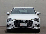●一目でAudiとわかる特徴的なシングルフレームグリル・LEDランプ。精悍なフロントマスクからAudiのスマートで上品なブランドを連想させてくれます。女性にも大変ご好評頂いております。