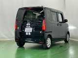 後席の窓には外から車内が見えにくくなるプライバシーガラスを採用。周りを気にせずリラックスして過ごせます