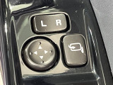 【電動格納ミラー】サイドミラーは電動格納式となっており、狭い駐車場でもキズがつくリスクを抑えられます。