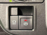 指先だけで簡単に操作が可能な電動パーキングブレーキを採用。「HOLD」スイッチを押すと、渋滞や信号待ちなどでブレーキペダルから足を離しても、ブレーキを保持するので安心です