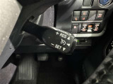 クルーズコントロール機能が付いています。 速度を設定するとアクセルを踏まなくても一定の速度で走ることができます。  高速道路ではとても便利な装置なんです。