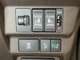 両側電動スライドドアは運転席から操作ができるよう、操作スイッチが付いています。その横にはヘットライトリベライザーのスイッチがついています。道路状況や積荷の加重に応じてライトの高さを調節できます。