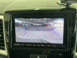 【バックカメラ】運転が苦手な方も車庫入れラクラクです!ギアをリバースに入れれば自動的に切り換わりますので、面倒な操作は不要です♪狭い駐車場もお車を傷つけず安心ですね!