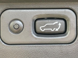 【パワーバックドア】スマートキーや運転席のボタンを押すだけでリアゲートが自動で開閉します!荷物を持っている時や、高い位置にあるバックドアを閉める際に便利な機能です♪