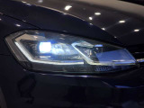 まるでガラス細工のようなヘッドライトのデザインです。車種によってデザインが様々ですので是非1度見比べてみてください。