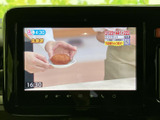 停車中に楽しめるTV機能付き。休憩時間や待ち時間に、ニュースや番組を視聴できます。ドライブ中のエンターテイメントを充実させます。