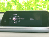車両情報や各種設定を直感的に操作できます。見やすいディスプレイで、安全運転をサポート。快適なドライブに貢献します。