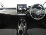 運転席・助手席を入れたインストルメントパネル全体画像です。