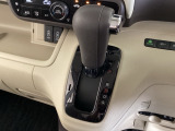 CVT車のセレクトレバーです。低速から高速まで、変速ショックのないスムーズな走りを実現するとともに、エンジン効率のよい領域を維持することで燃費にも貢献します。