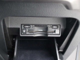 路上に設置されたインフラ設備との双方向通信を行うETC2.0ユニットを搭載。高速道路の進行先の渋滞情報や、停止車両などを画面表示や音声で提供します。