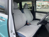 座り心地の良いシートが、長距離運転の疲れを軽減します。シンプルなデザインで、使い勝手も抜群です。室内空間は広々としています。