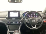 【ハンドル】運転にかかわる様々な操作を安全に行えるように視点移動が少なく操作性に配慮されたスイッチ類が凝縮されたコックピットです。