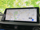 高精細な地図表示で、目的地まで迷わず到着。スムーズなルート案内で、長距離ドライブも安心です。運転に集中できる環境をサポートします。