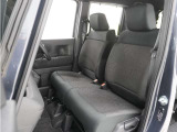 運転席の高さは調整できます。高い位置に合わせておけば、小柄な方でもより安心して運転していただけます。