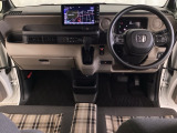 車内は光触媒抗菌消臭施工済です。インパネ周りはスタイリッシュなデザインで機能や装備も充実しています。グローブボックスやカップホルダーのほかにトレーなどたくさんの収納スペースが付いています。