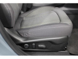運転席10ウェイパワーシート。前後スライド、前チルト、シートリフター、リクライニング、ランバーサポートの調整を電動化。最適なポジションを提供します。