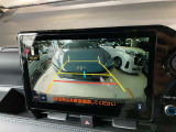こちらのバックカメラは画面にラインが表示されておりますので、バック時のクルマの進行方向の目安になります。より高いレベルで車庫入れをサポートする、便利な機能ですね。