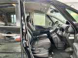 運転席の足元は広々としており、座席は大きく前後にスライド出来るので自分に合ったポジションで運転する事が出来ます。アクセルやブレーキにクセもなくとても運転のしやすい車両です。