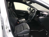 高いホールド性で運転姿勢が安定します。長距離ドライブでも疲れにくいのが魅力です。快適なドライビングライフをお送りください♪