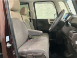 操作性に優れた運転席となります!小物入れや各ボタンの配置にこだわり、使いやすいです!座り心地もよく視認性も良好なのでロングドライブもお任せ下さい!