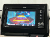 【バックカメラ】 駐車時に車両後方の様子を見ることができるので、運転の不安を軽くします。