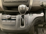 CVT車のセレクトレバーです。低速から高速まで、変速ショックのないスムーズな走りを実現するとともに、エンジン効率のよい領域を維持することで燃費にも貢献します。