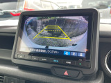 【バックカメラ】運転が苦手な方も車庫入れラクラク。ギアをリバースに入れれば自動的に切り換わりますので、面倒な操作は不要です。狭い駐車場も大切なお車を傷つけず安心です。