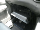 助手席前には車検証の収納に便利なグローブBOXが備わっています。