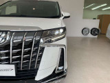 三眼LEDヘッドライト&シーケンシャルウィンカー(流れるウィンカー)&AHS(アダプティブ・ハイビーム・システム)・LEDフォグランプ付き!!