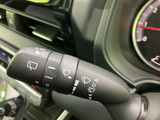 雨天時でもクリアな視界を確保できるワイパーレバー。操作も簡単で、快適な運転をサポートします。悪天候時でも安心です。