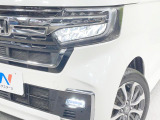 【LEDヘッドライト】悪天候や夜間走行時も良好な視界を確保し安心して運転できる高輝度LEDヘッドライトを装備!点灯速度が早く、消費電力も抑えられています。