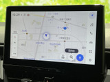 高精細な地図表示で、目的地への道案内をスムーズに行います。交通情報もリアルタイムで確認できるので、渋滞を避けたルート選択も可能です。