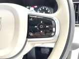【ステアリングスイッチ】運転中、前方から目線をそらさずにオーディオ等の操作ができるよう、適切に配置されたスイッチ類。安心&快適なドライブを演出してくれる便利な機能です。