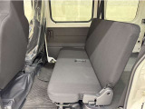 2列目シートは、軽いのでスムーズに折りたためます。広い荷室スペースが確保出来ます。