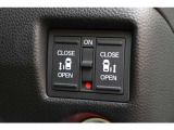 リアは両側パワースライドドアで、開閉には運転席のスイッチ、またはスライドドアのドアハンドルを少し引くだけで自動開閉します。