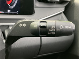 直感的に操作できるウインカーレバーは、安全な車線変更をサポート。スムーズな操作で、より快適なドライブを。