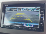 【バックカメラ】駐車時に後方がリアルタイム映像で確認できます。大型商業施設や立体駐車場での駐車時や、夜間のバック時に大活躍!運転スキルに関わらず、今や必須となった装備のひとつです!