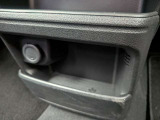 センター足元付近に配置された電源ソケットと収納トレイ。スマートフォンや小物類をすっきりと整理・置くことができる実用的な装備です。