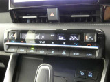 温度の感じ方は、個人差がありますね。運転席、助手席で独立して温度設定のできる左右独立温度コントロールのオートエアコン装備です。