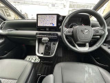 スタイリッシュなデザインのインパネ。各操作スイッチは使いやすい位置に配置されてます。