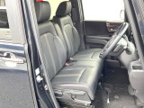 運転席まわりには十分なスペースがあり、大柄な方でもゆったり運転していただける環境です。
