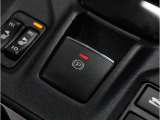 電動パーキングブレーキを採用。指で軽く引き上げればパーキングブレーキが掛かり、押すと解除ができます。