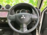 握りやすい形状で、スムーズな操作をサポート。運転姿勢に合わせて最適なポジションに調整できます。快適な運転体験をぜひ。