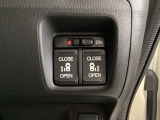 リアドアは乗り降りに便利な両側電動スライドドアです。また運転席に座っていながらスイッチ操作で自在にスライドドアを開け閉めできます。