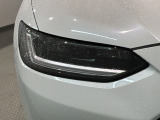 LEDヘッドライトは、点灯の瞬間から最大光量を発揮し、突然暗くなるトンネルなどでの安定感を高めます。