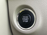 握りやすいステアリングは、運転操作をスムーズに行えます。快適なドライビングポジションを実現し、長距離運転でも疲れにくいです。